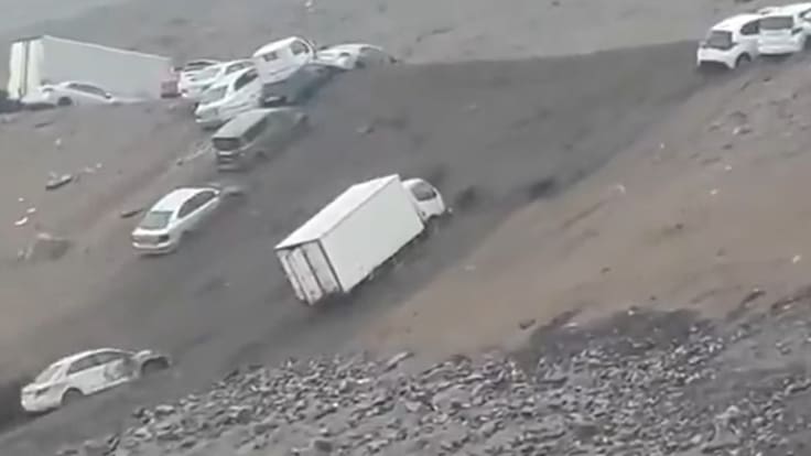 Impactantes imágenes: Aluvión en Iquique arrastra camiones en la Zofri tras lluvias históricas
