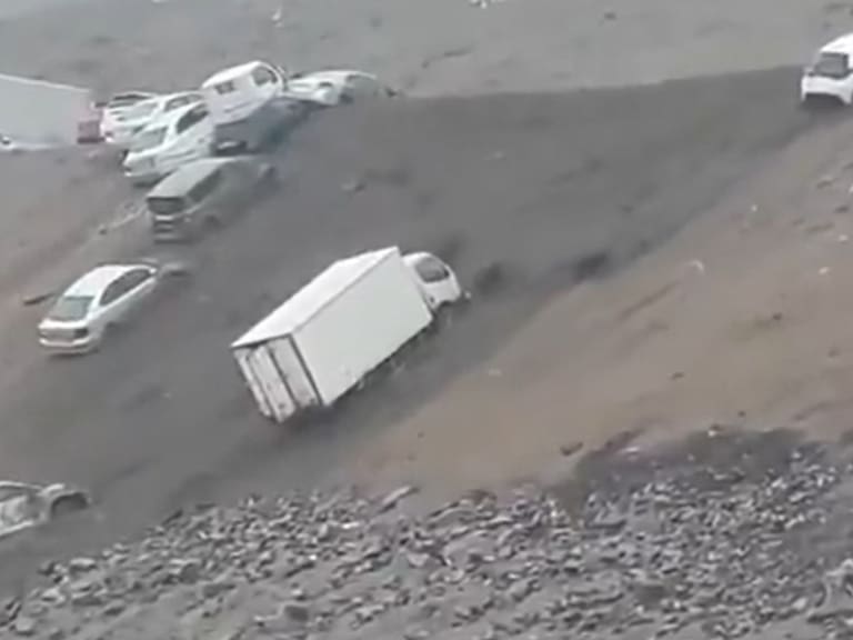 Aluvión en Iquique arrastra camiones en la Zofri