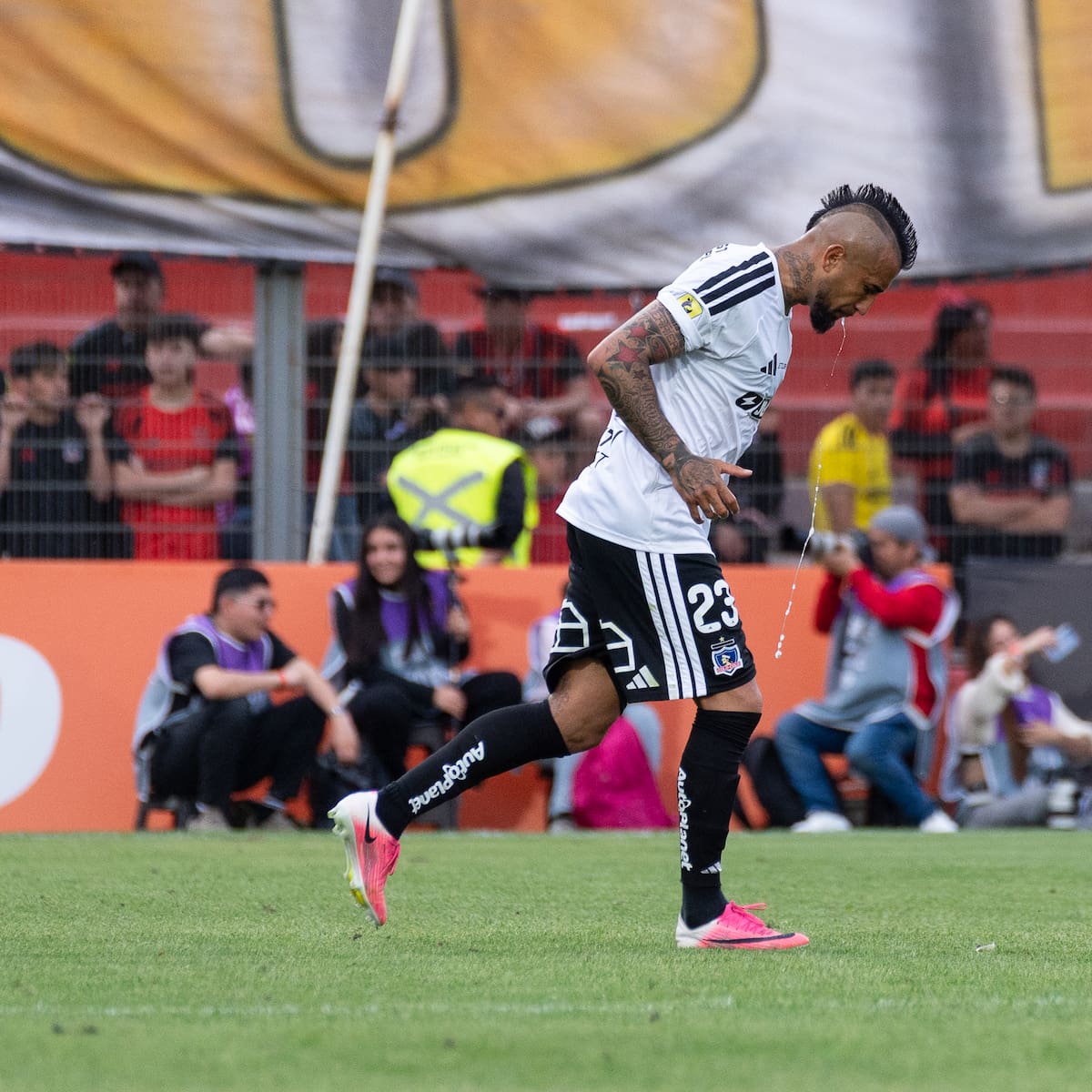 Arturo Vidal critica el nivel de Colo Colo y la falta de conversaciones para su renovación: “Es una política del presidente”