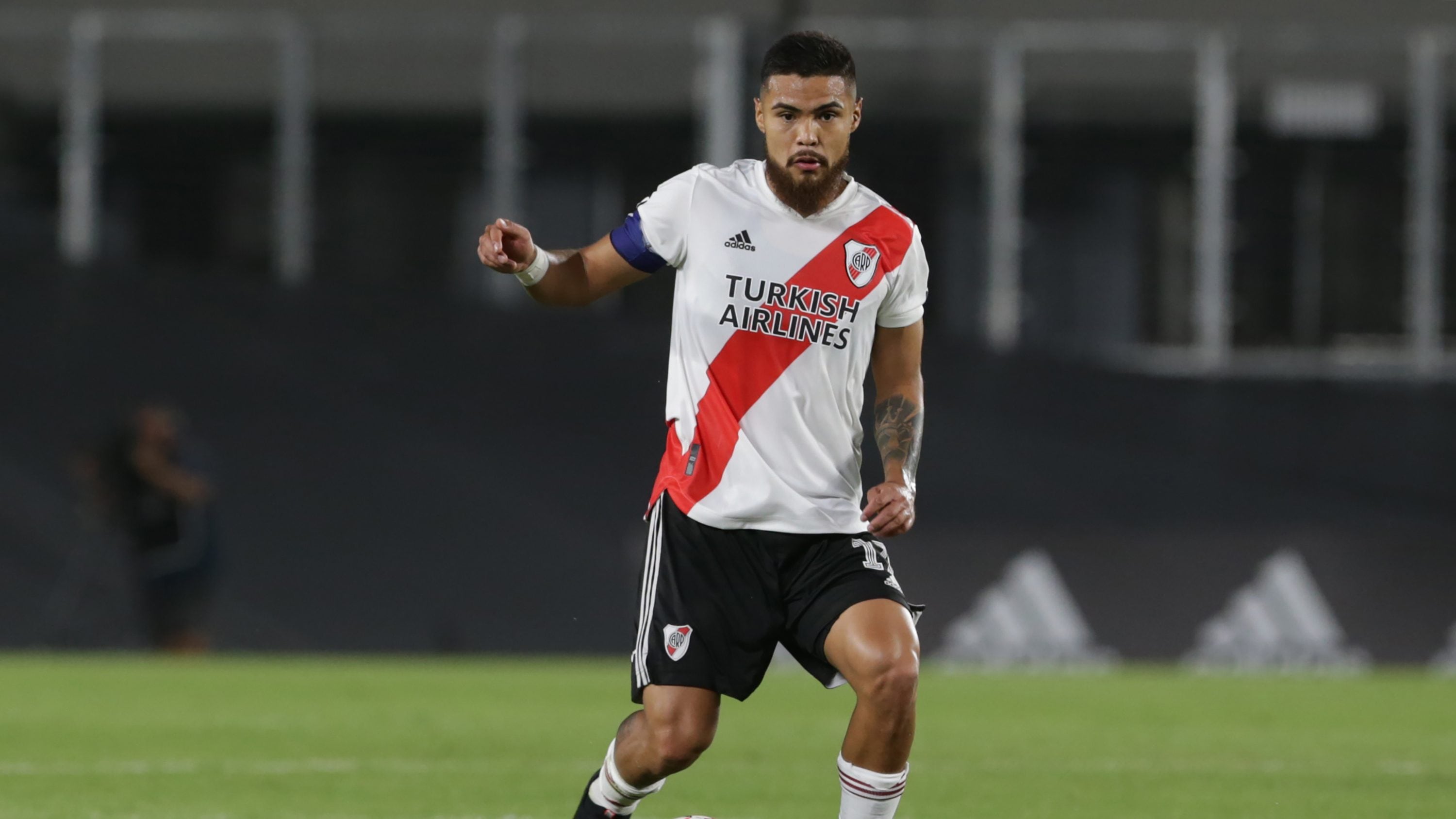 BUENOS AIRES, ARGENTINA - MARCH 08: Paulo Diaz of River Plate controls the ball during a match between River Plate and Argentinos Juniors as part of Copa De La Liga Profesional 2021 at Estadio Monumental Antonio Vespucio Liberti on March 8, 2021 in Buenos Aires, Argentina. (Photo by Daniel Jayo/Getty Images)
