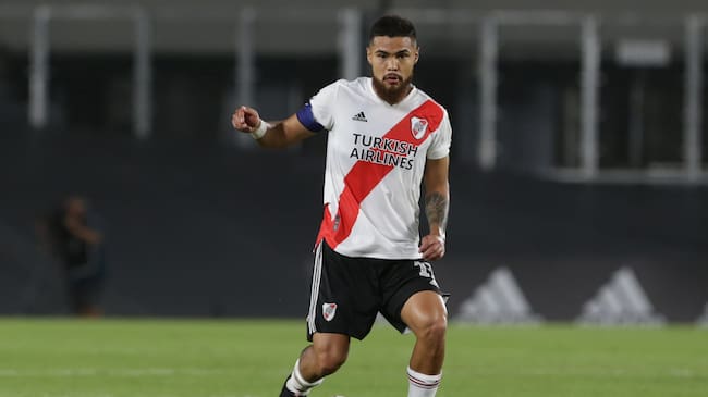 BUENOS AIRES, ARGENTINA - MARCH 08: Paulo Diaz of River Plate controls the ball during a match between River Plate and Argentinos Juniors as part of Copa De La Liga Profesional 2021 at Estadio Monumental Antonio Vespucio Liberti on March 8, 2021 in Buenos Aires, Argentina. (Photo by Daniel Jayo/Getty Images)