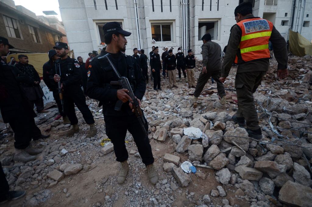 Policías y rescatistas buscan en los escombros tras ataque en Peshawar