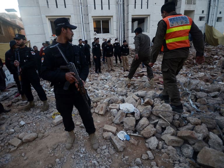 Policías y rescatistas buscan en los escombros tras ataque en Peshawar