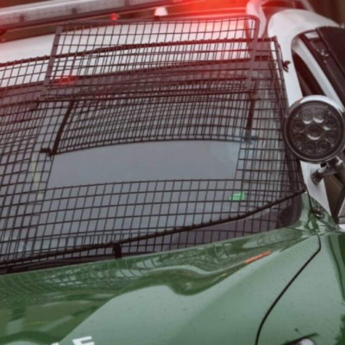 Violento robo a minimarket termina con persecución policial, disparos y choque en Santiago Centro