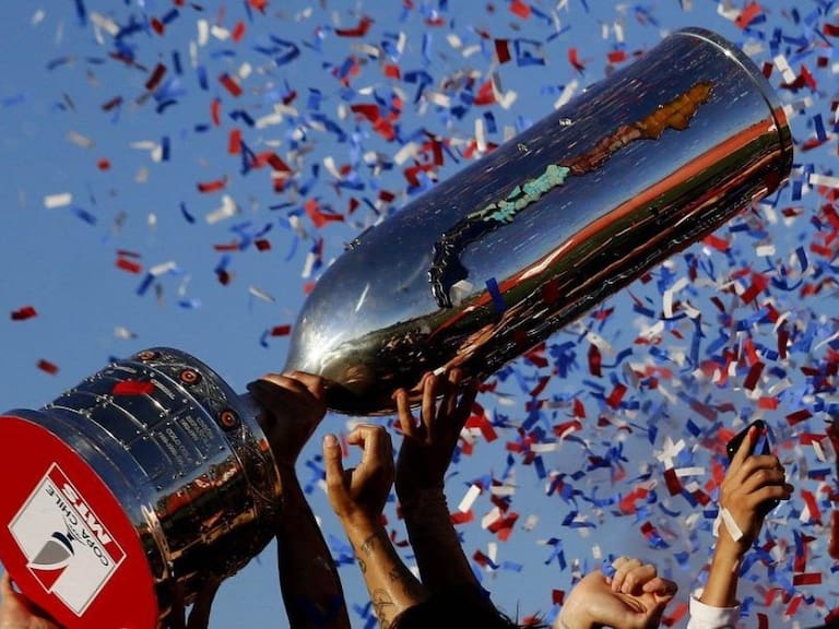 El trofeo de la Copa Chile | Agencia Uno