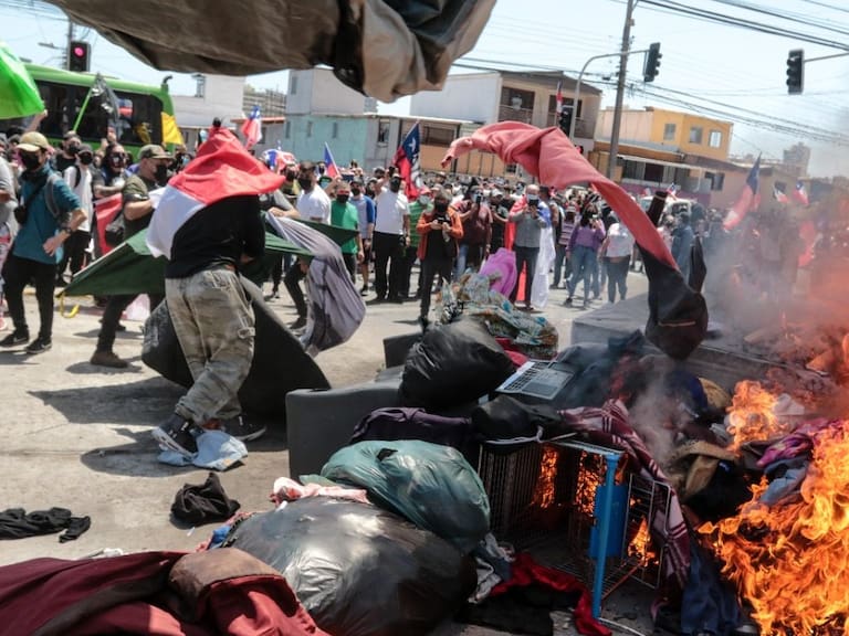 Manifestantes en Iquique quemaron carpas y pertenencias de inmigrantes que se encontraban en avenida Aeropuerto