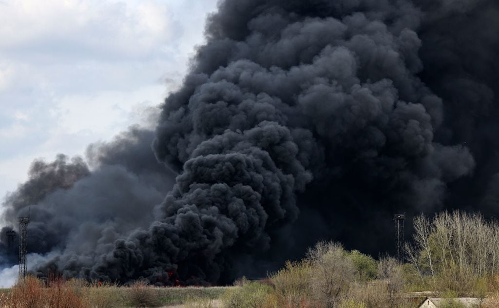 El humo se levanta tras un bombardeo sobre la región de Lugansk