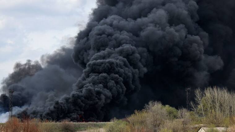El humo se levanta tras un bombardeo sobre la región de Lugansk