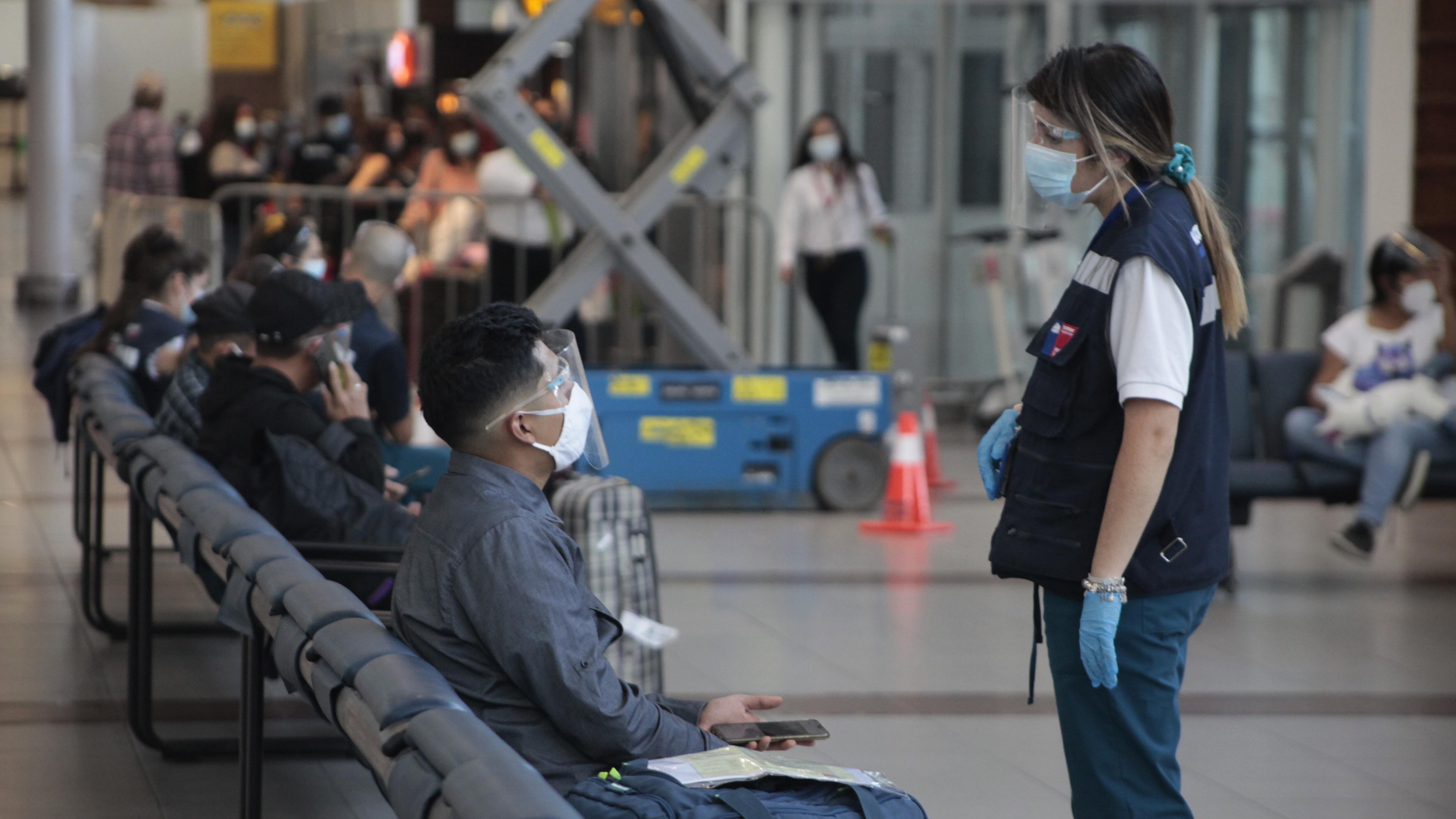 31 de Marzo de 2021/SANTIAGODenuncian colapso de pasajeros en el aeropuerto de Santiago por falta de hoteles sanitarios, para que las personas puedan realizar sus cuarentenas obligatorias de cinco días para todos los que llegues del extranjero.
FOTO: MAURICIO MENDEZ/AGENCIAUNO