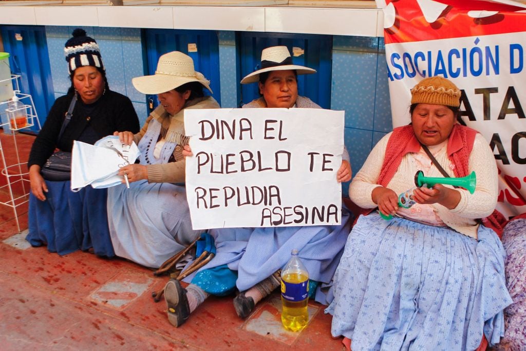 Mujeres protestan contra la presidenta interina Dina Boluarte en Puno