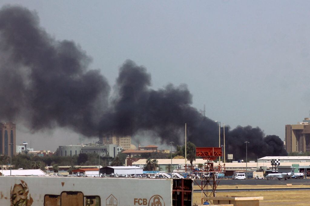 El humo se levanta tras el ataque al aeropuerto de Jartum en Sudán