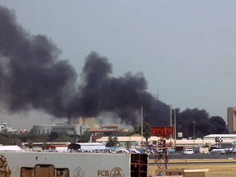 El humo se levanta tras el ataque al aeropuerto de Jartum en Sudán