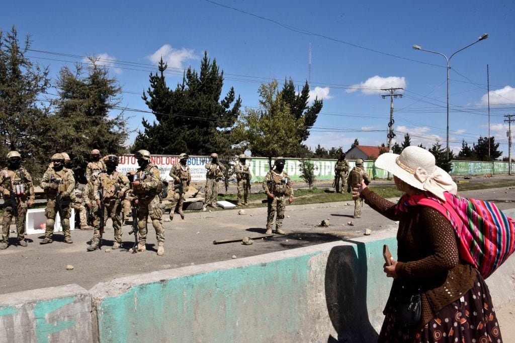 Policías reprimen las protestas contra el golpe de estado en Bolivia en 2019