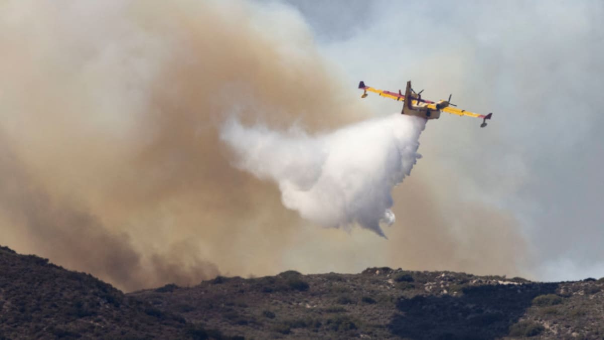 Avión capota en Lebu mientras combatía incendios forestales y piloto es evacuado al Hospital de Curanilahue