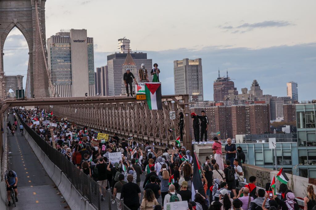 Miles usan un puente en Nueva York de EEUU en apoyo a Palestina