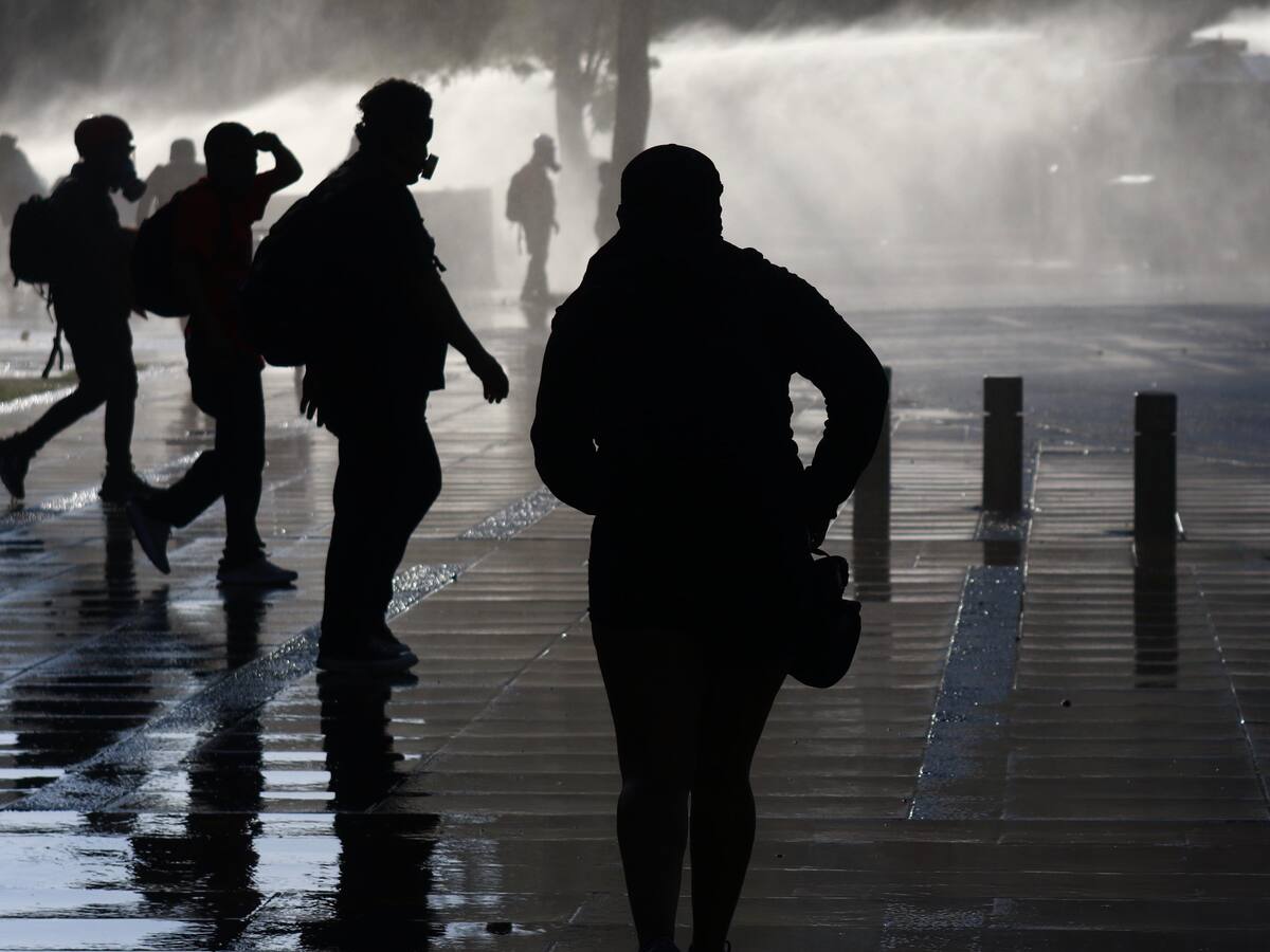 Nuevas manifestaciones en Plaza Baquedano terminaron con siete detenidos y cortes de tránsito
