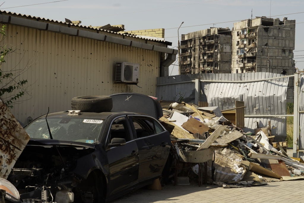 Un auto y viviendas destruidas en la ciudad de Mariupol en Ucrania