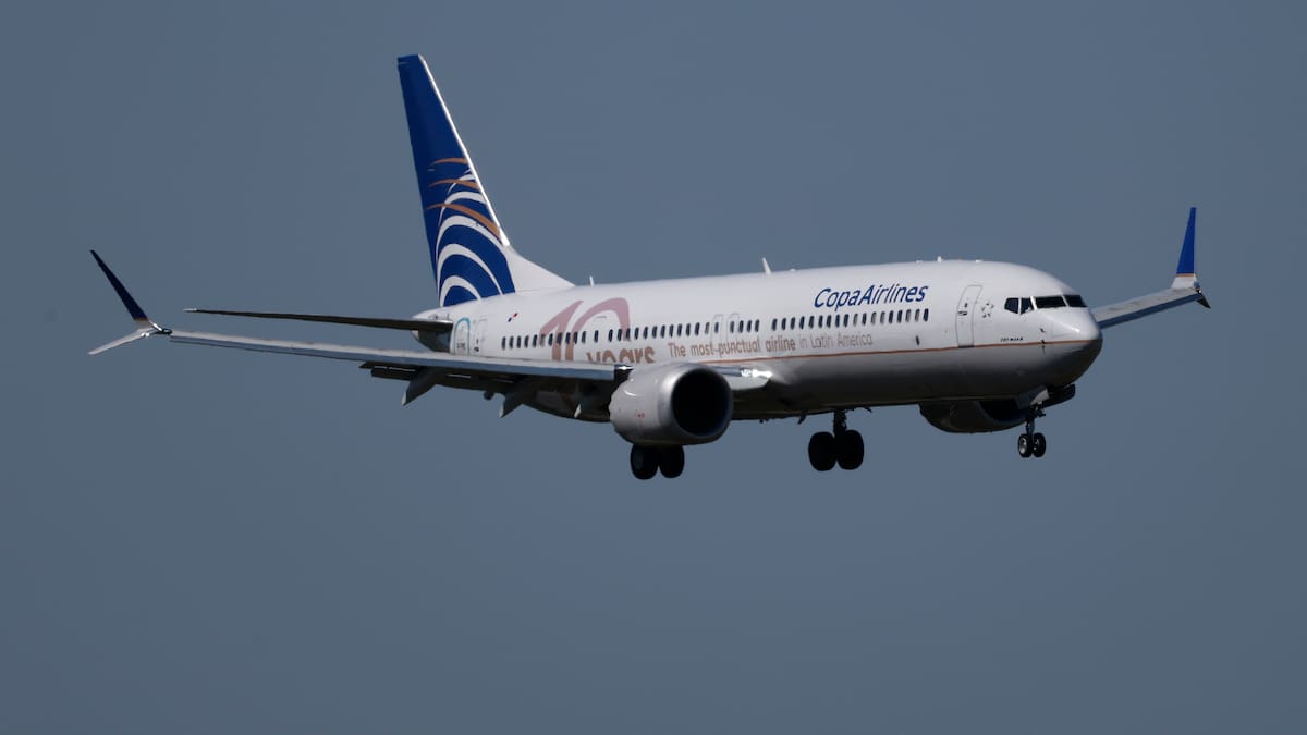 Escándalo en vuelo internacional: pareja es detenida tras intentar tener relaciones sexuales en avión rumbo a Argentina