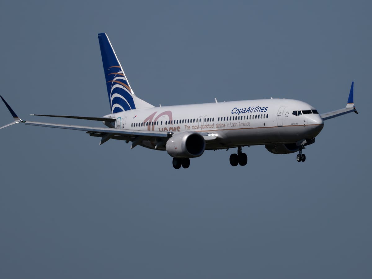 Escándalo en vuelo internacional: pareja es detenida tras intentar tener relaciones sexuales en avión rumbo a Argentina