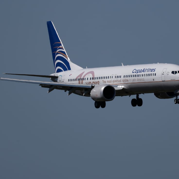 Escándalo en vuelo internacional: pareja es detenida tras intentar tener relaciones sexuales en avión rumbo a Argentina