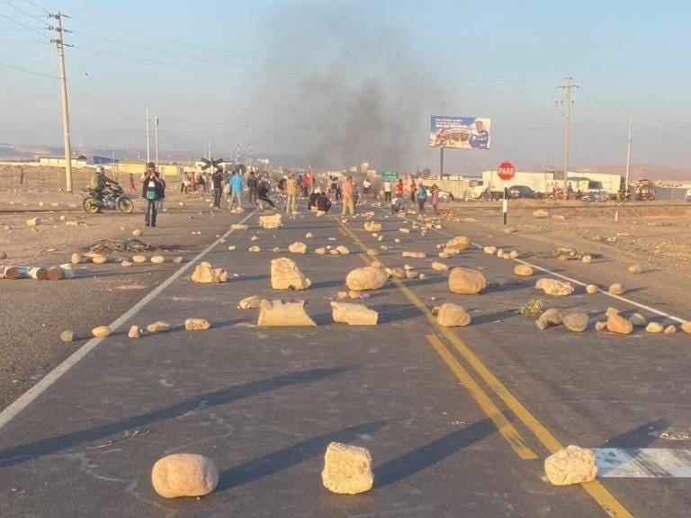 Camioneros piden ayuda al Gobierno por bloqueo de carretera entre Arica y Tacna