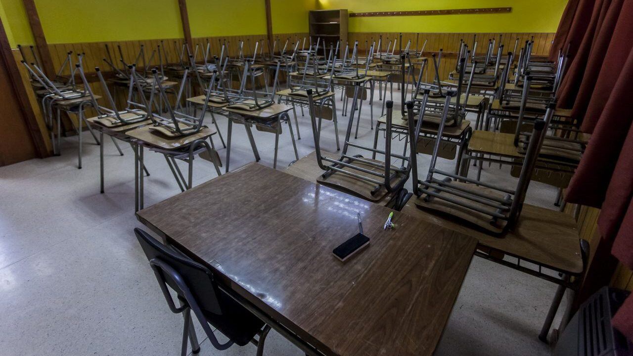 4 MAYO 2020/OSORNO.- Salas de clases vacías del Colegio San Alberto Hurtado de Osorno donde se realizan turnos éticos por la emergencia sanitaria que ha provocado el coronavirus pandemia Covid-19.- FOTO: AGENCIAUNO.