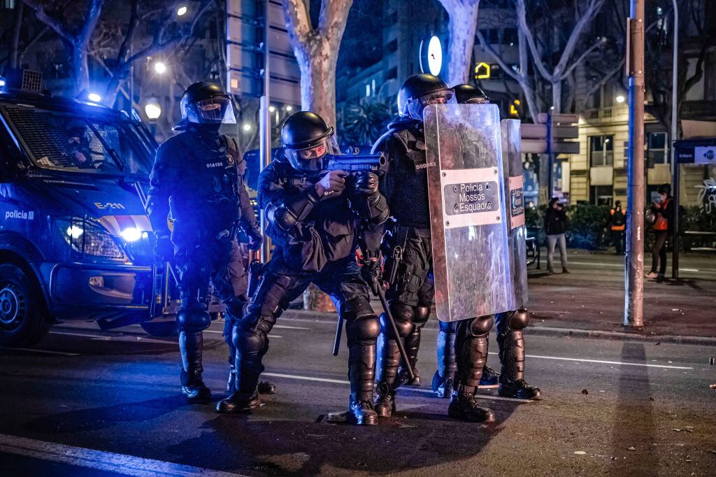 La policía dispara en contra de manifestantes en la ciudad de Barcelona