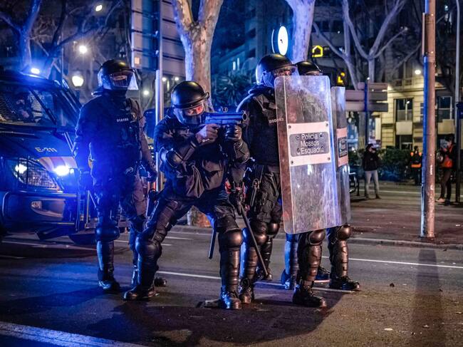 La policía dispara en contra de manifestantes en la ciudad de Barcelona