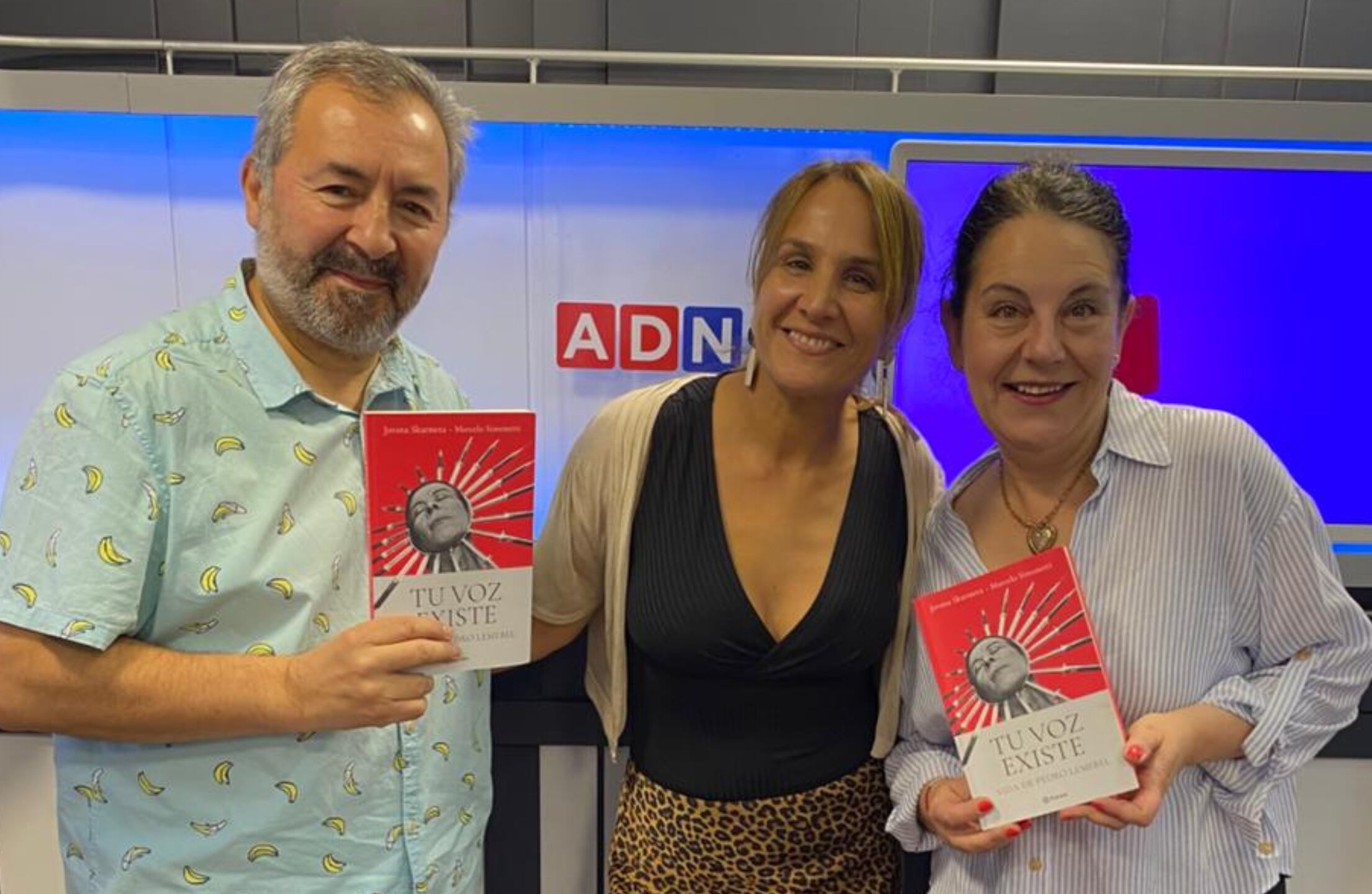 Jovana Skármeta y Marcelo Simonetti junto a Claudia Pérez