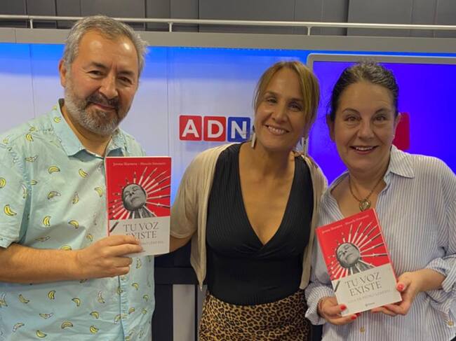 Jovana Skármeta y Marcelo Simonetti junto a Claudia Pérez