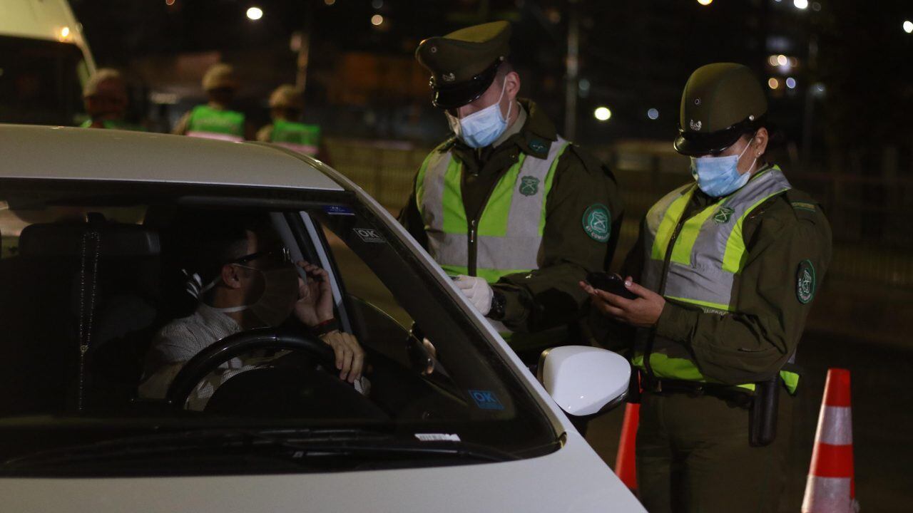 08 DE MAYO DE 2020/SANTIAGO Dos Carabineros revisan los documentos de un automovilista, durante el control en toque de queda para la comuna de La Florida
FOTO: MAURICIO MÉNDEZ/AGENCIAUNO