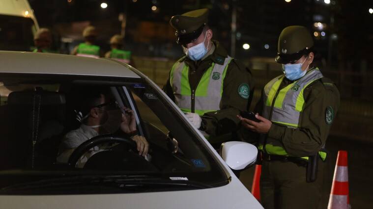 08 DE MAYO DE 2020/SANTIAGO Dos Carabineros revisan los documentos de un automovilista, durante el control en toque de queda para la comuna de La Florida
FOTO: MAURICIO MÉNDEZ/AGENCIAUNO