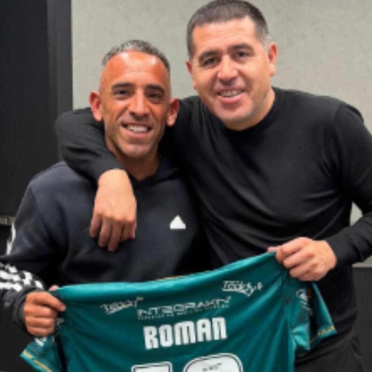 “Se vio en todos lados”: el orgullo de Jorge Luna tras regalarle la camiseta de Santiago Wanderers a Juan Román Riquelme