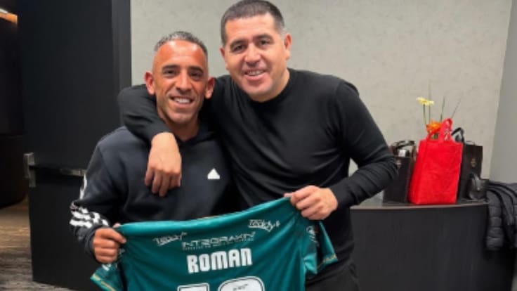 “Se vio en todos lados”: el orgullo de Jorge Luna tras regalarle la camiseta de Santiago Wanderers a Juan Román Riquelme