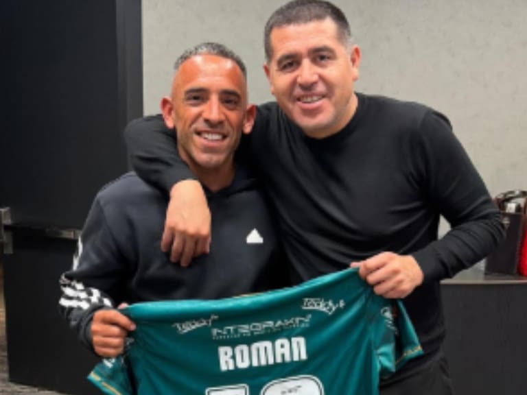 “Se vio en todos lados”: el orgullo de Jorge Luna tras regalarle la camiseta de Santiago Wanderers a Juan Román Riquelme