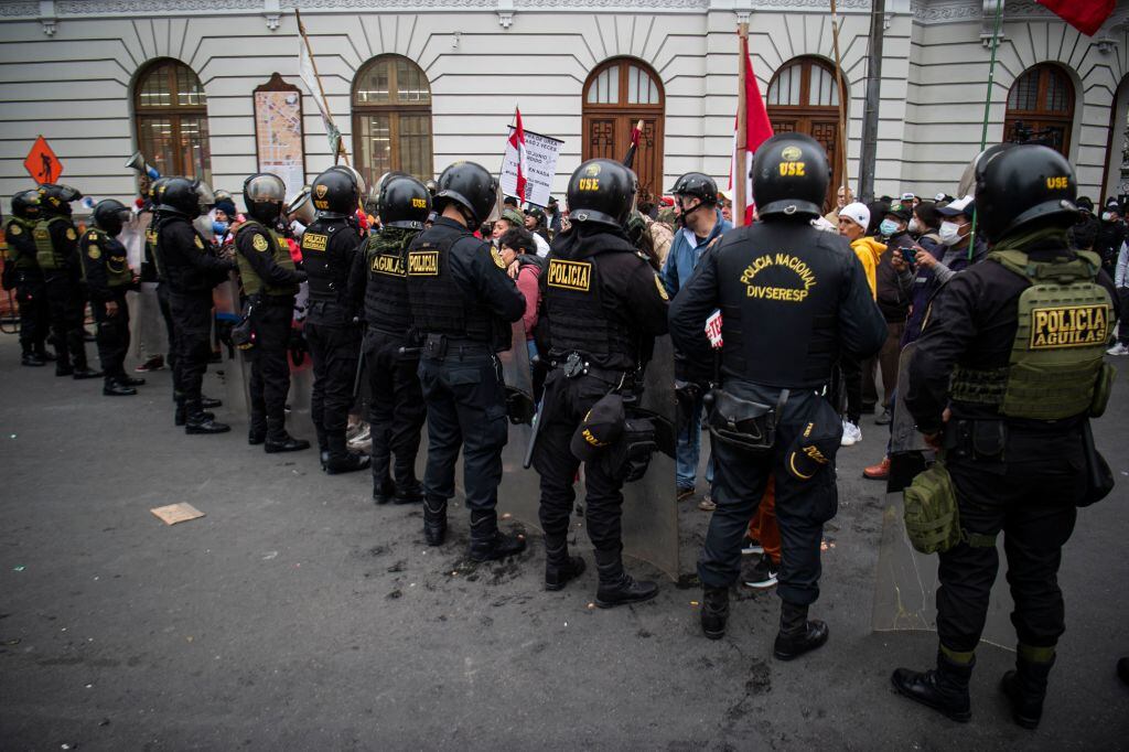 Miembros de la policía de Perú cercan una protesta en la ciudad de Lima