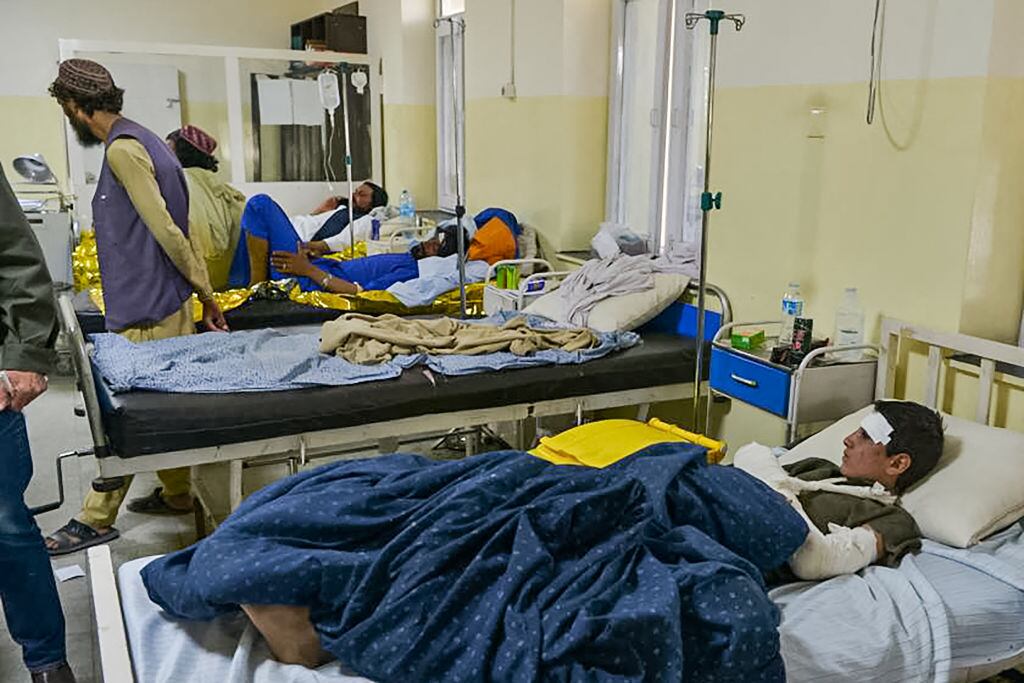 Decenas de heridos han llegado al hospital de Sharan tras ser dañados por el terremoto. (Ahmad Sahel Arman/AFP vía Getty Images)