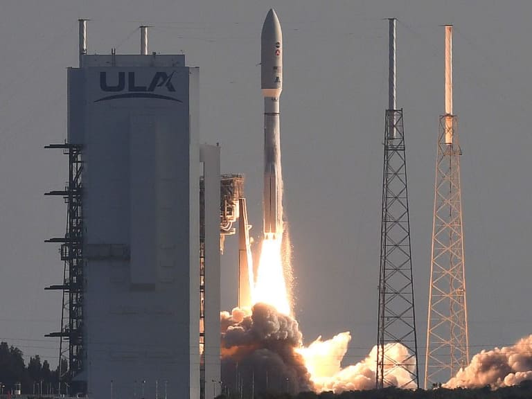 CAPE CANAVERAL, FLORIDA, UNITED STATES - 2020/07/30: An Atlas V rocket with NASA&#039;s Perseverance Mars rover launches from pad 41 at Cape Canaveral Air Force Station. The Mars 2020 mission plans to land the Perseverance rover on the Red Planet in February 2021 where it will seek signs of ancient life and collect rock and soil samples for possible return to Earth. (Photo by Paul Hennessy/SOPA Images/LightRocket via Getty Images)