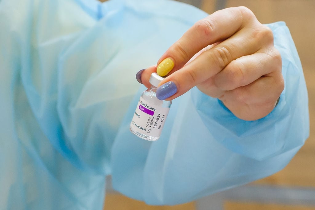 Trabajadora de la salud muestra una dosis de AstraZeneca en Lituania