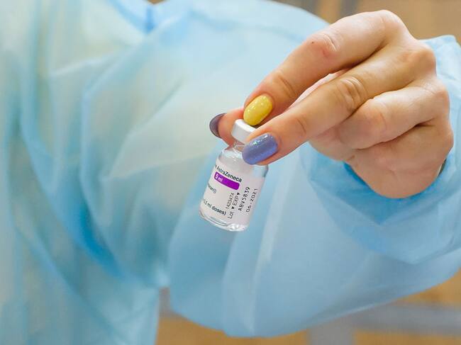 Trabajadora de la salud muestra una dosis de AstraZeneca en Lituania
