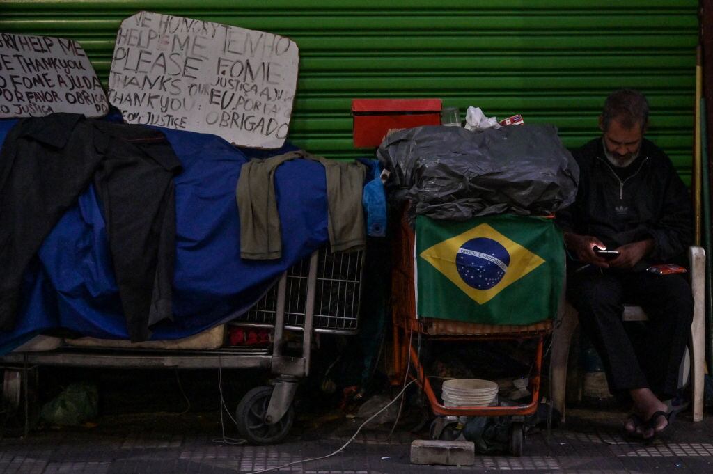 Hombre vive en las calles de la ciudad de Sao Paulo
