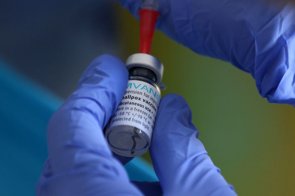 Dosis de la vacuna Imvanex en un hospital del Reino Unido