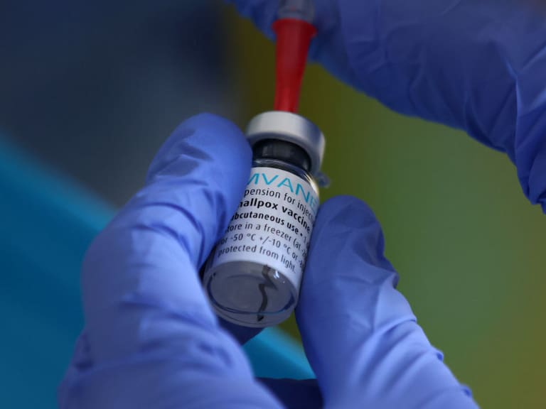 Dosis de la vacuna Imvanex en un hospital del Reino Unido