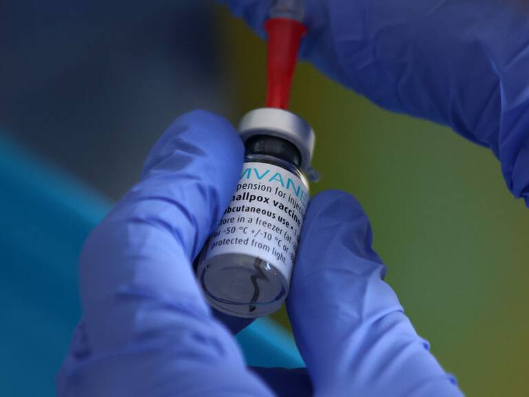 Dosis de la vacuna Imvanex en un hospital del Reino Unido