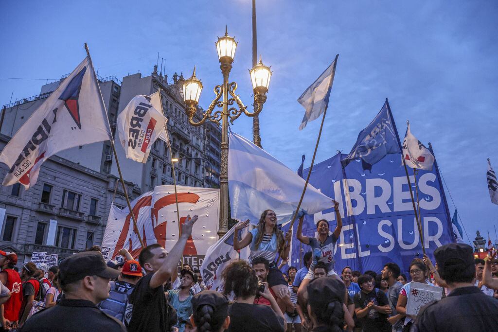 Personas muestran su alegría en Buenos Aires luego que el gobierno de Javier Milei no lograra aprobar su Ley Ómnibus en el Congreso de Argentina.