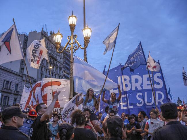 Personas muestran su alegría en Buenos Aires luego que el gobierno de Javier Milei no lograra aprobar su Ley Ómnibus en el Congreso de Argentina.