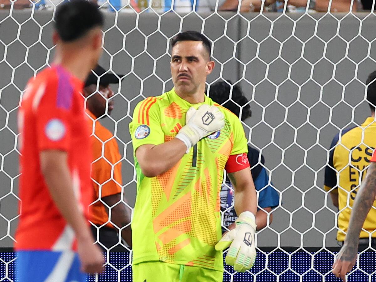 Ex seleccionado culpó a Claudio Bravo del mal momento de la Roja: el bicampeón de América no se la dejó pasar