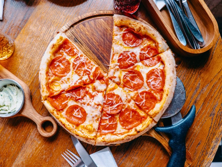 El Oscar de las pizzerías destacó a 7 locales chilenos entre los mejores de Latinoamérica: cuáles son y dónde se ubican