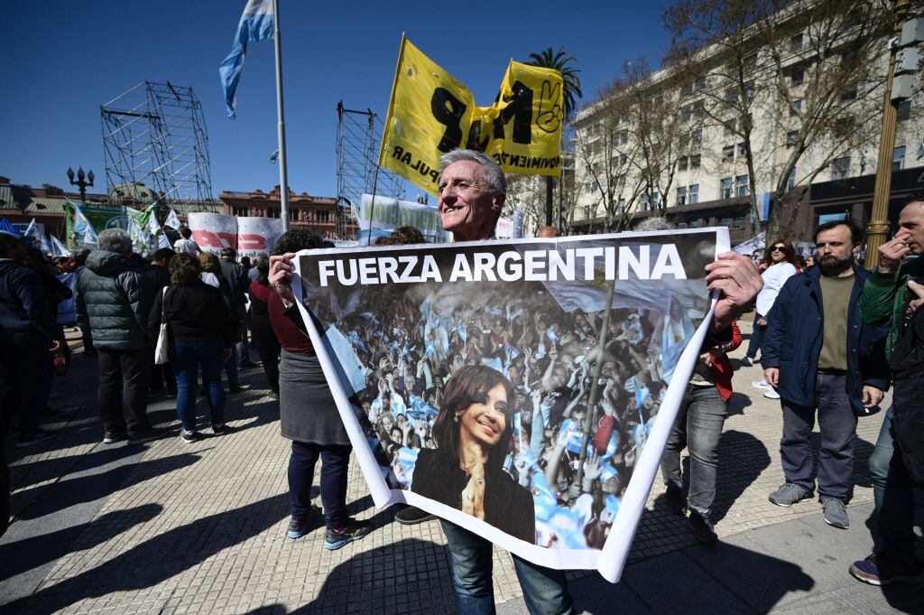 Personas entregan su apoyo a Cristina Fernández en Buenos Aires