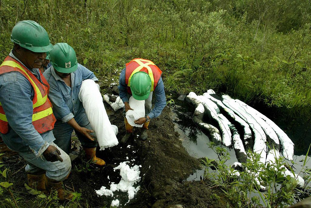 Trabajadores instalan ductos petroleros en el Amazonas de Ecuador